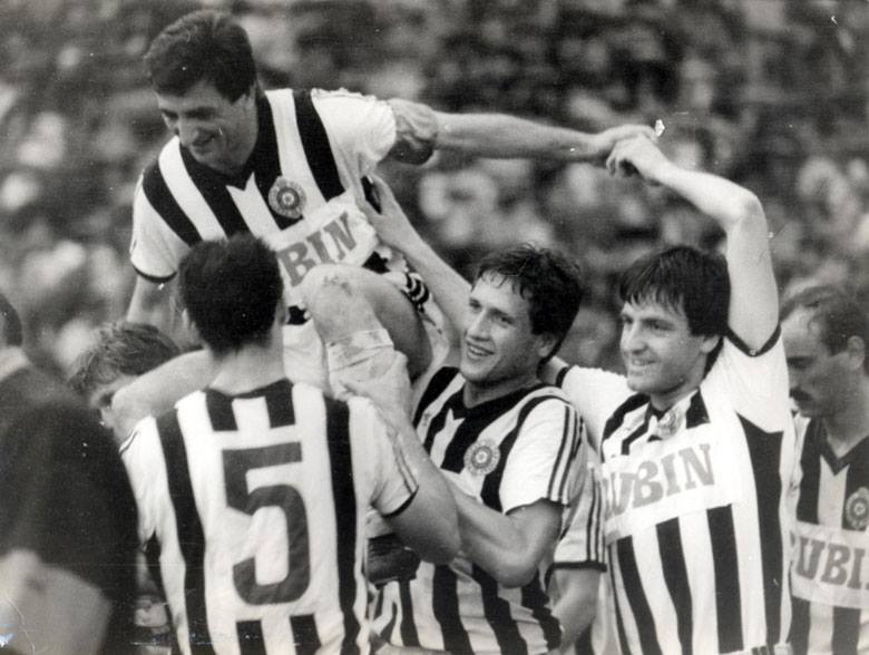 Moca Vukotić na rukama saigrača nakon poslednje utakmice za Partizan